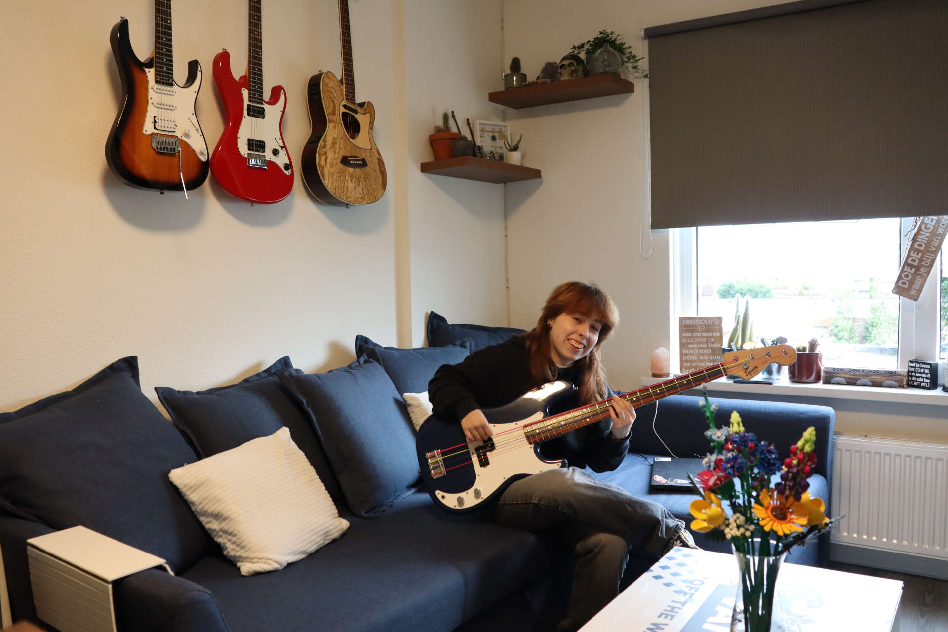 Foto Cliente op de kamer met gitaar